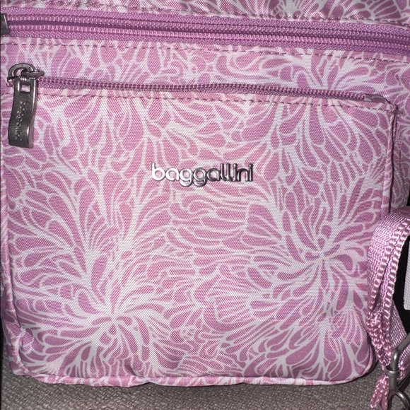 NWT, Baggallini modern pocket crossbody in an adorable pink print . - Picture 3 of 8